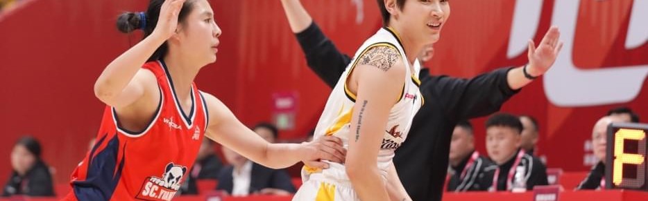 女篮一夜曝出两大冷门！全联盟第1被掀翻：张子宇6分2板惨遭弃用