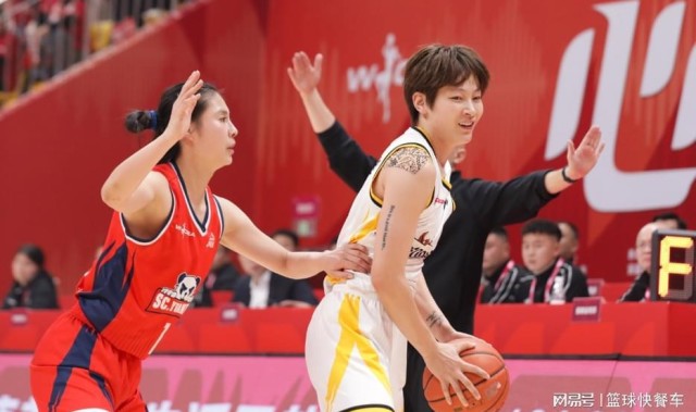 女篮一夜曝出两大冷门！全联盟第1被掀翻：张子宇6分2板惨遭弃用