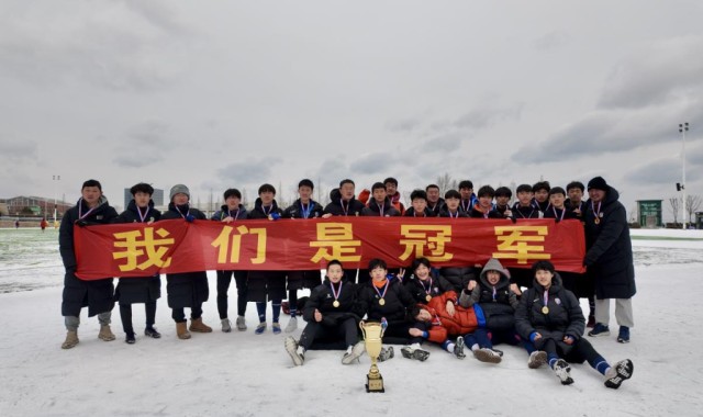 全胜夺冠！青岛二中足球队十一连胜捧起队史首座 “市长杯”