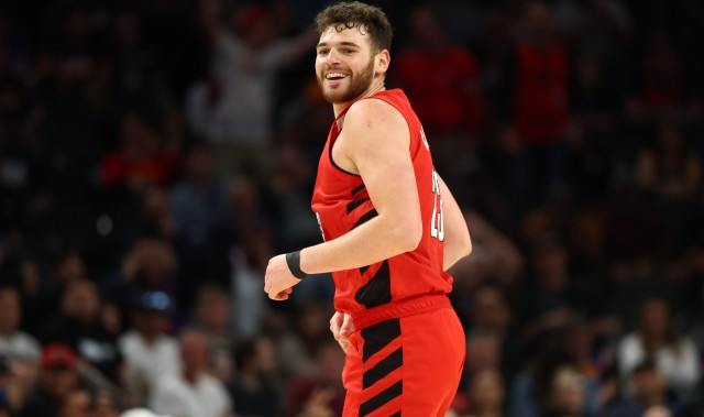 云开体育官网-都挺能抢！克林根11分15板5助3帽&amp;庄神6分17板4助2断