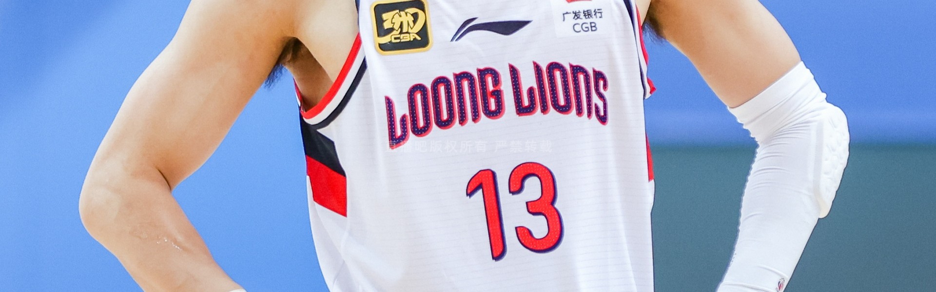 云开体育官网-媒体人：郭艾伦命途多舛 很多球迷希望他在某个时间节点叶落归根