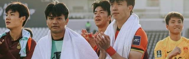 云开体育官网入口-亚洲杯国足暖心一幕！王钰栋庆祝时，队友毛伟杰跑过去将球衣捡起