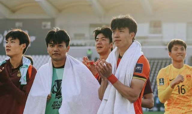 云开体育官网入口-亚洲杯国足暖心一幕！王钰栋庆祝时，队友毛伟杰跑过去将球衣捡起